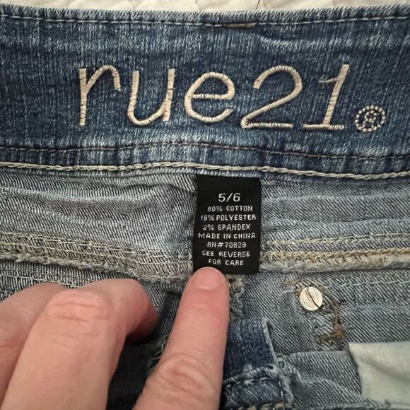 Rue21 short jean shorts size 5/6 beweled pockets - Picture 2 of 7